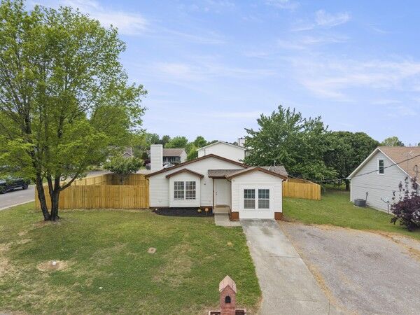 Property Photo:  421 Cedar Park Cir  TN 37086 