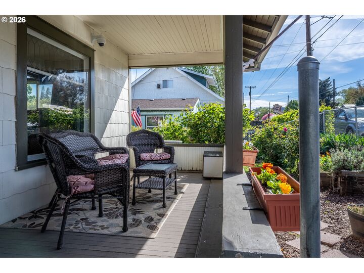 Property Photo:  1111 E 9th St  OR 97058 