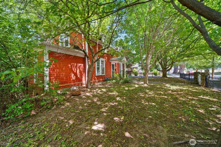 Property Photo:  827  Hobson Street  WA 99362 