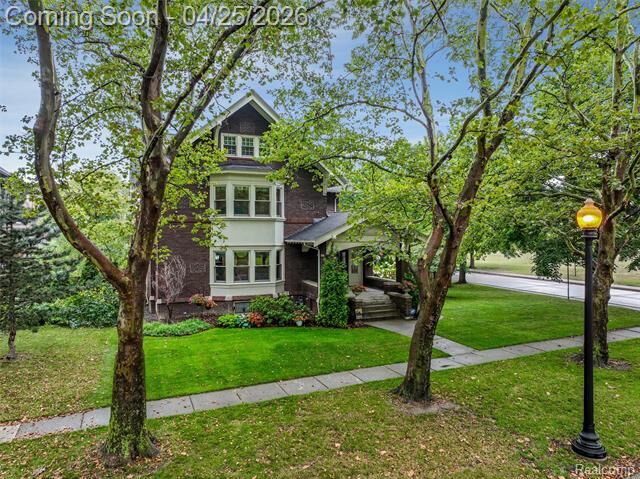 Property Photo:  658 Pallister  MI 48202 
