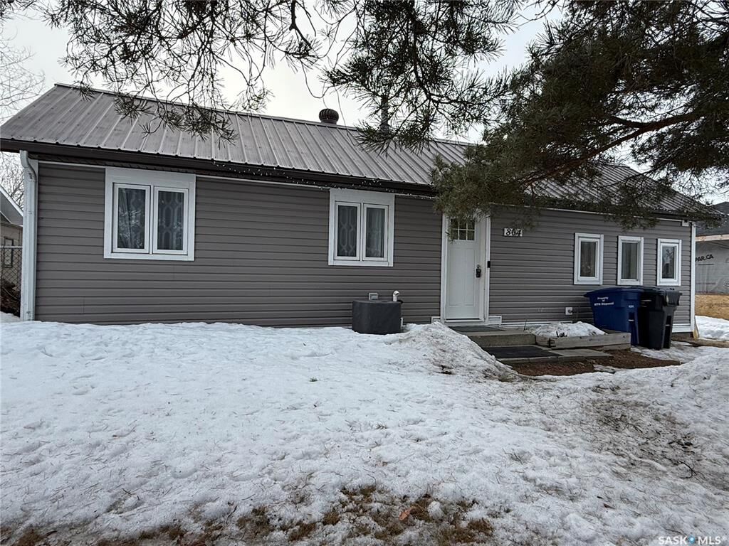 Property Photo: 804 6th Street W SK S0E 1E0