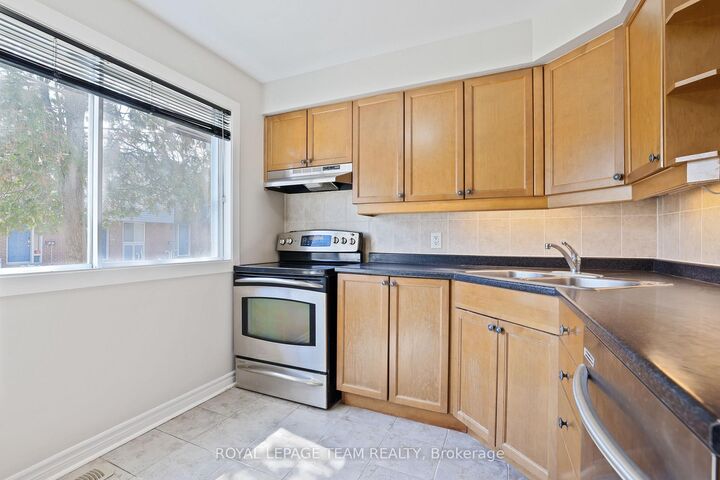 Property Photo: 2942 Fairlea Crescent ON K1V 8T7