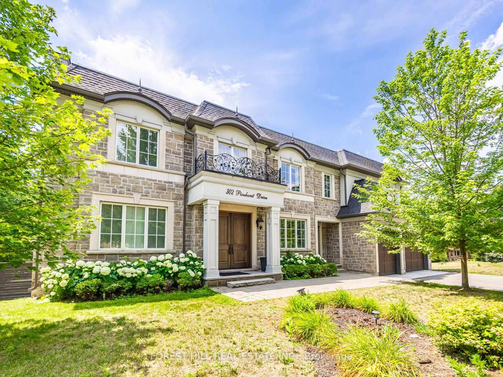 Property Photo:  302 Pinehurst Drive W  ON L6J 4X3 