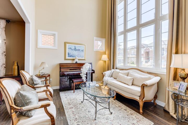 Photo de la propriété:  23 Weslock Crescent  ON L4G 7Y9 