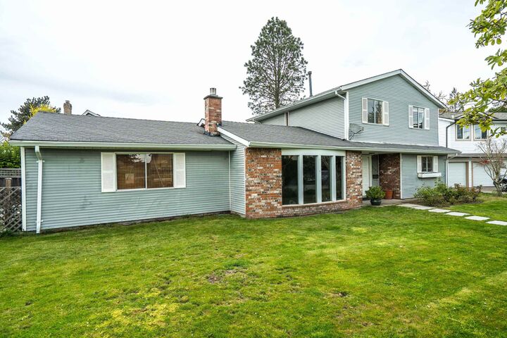 5463 50 Avenue — photo 1