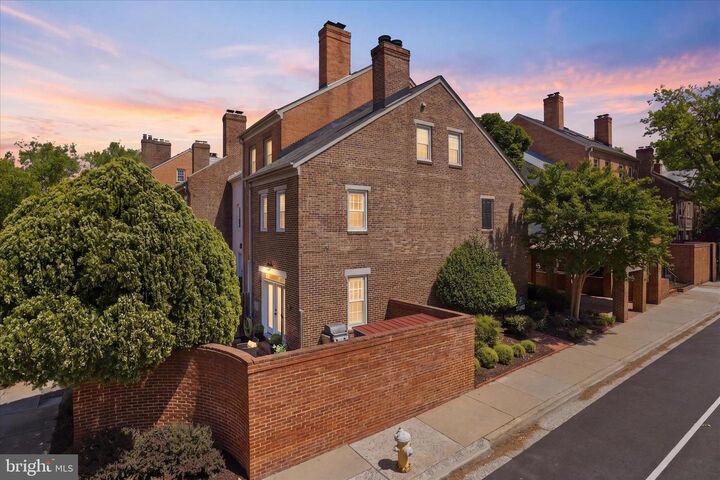 Property Photo:  1160 N Pitt Street  VA 22314 