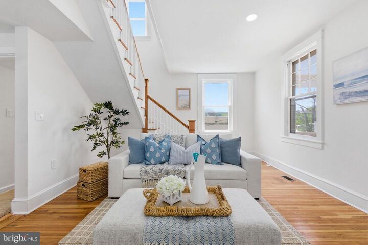 Property Photo:  1101 N Royal Avenue N  VA 22630 