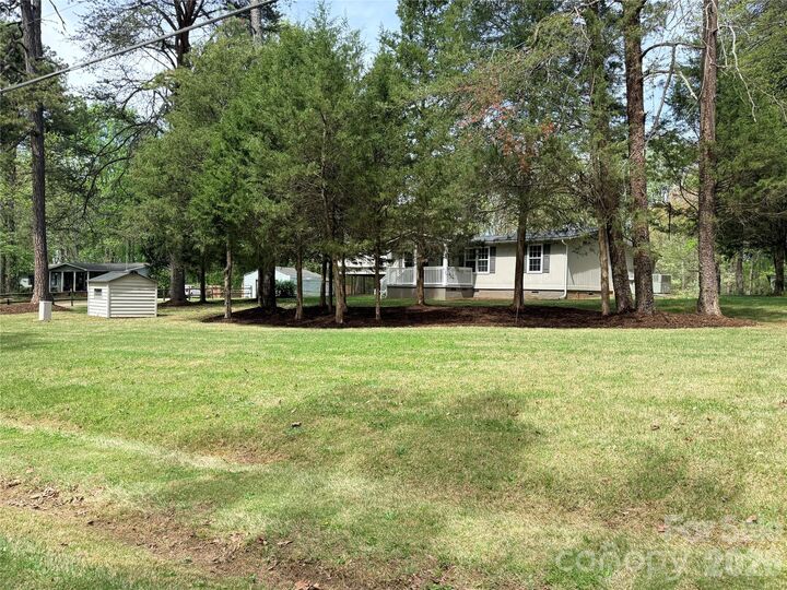 Property Photo:  136 Woodridge Lane  NC 28115 
