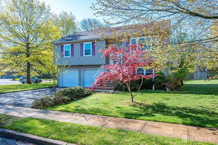 Property Photo:  6 Sussex Court  NJ 08820 