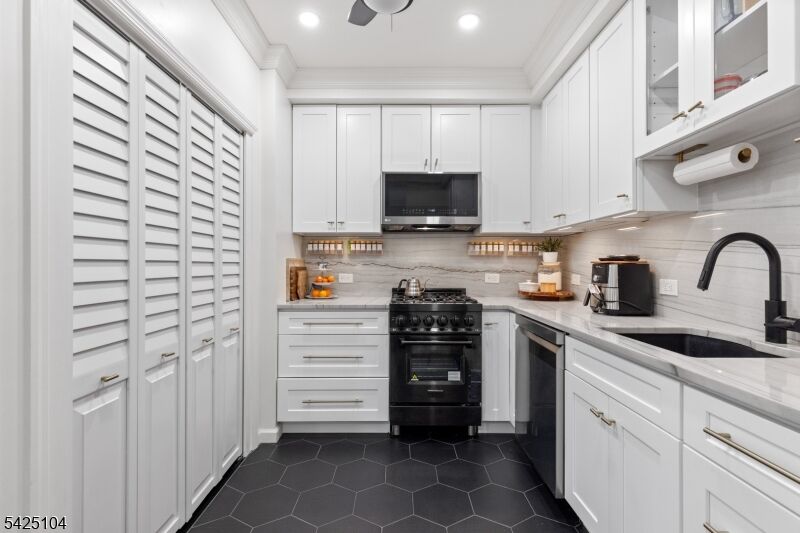 Property Photo:  91 Coles St 1  NJ 07302 