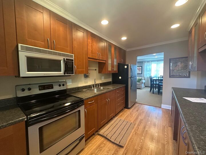 Property Photo:  250 Beechwood Avenue 11B  NY 12601 