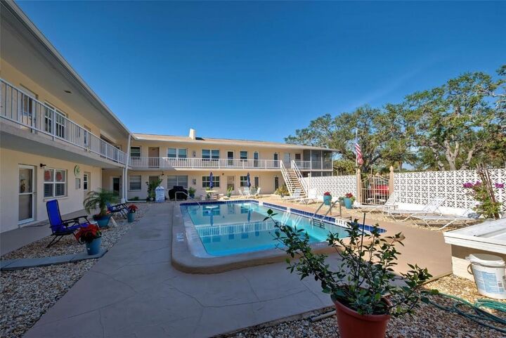 Property Photo:  509 W Venice Avenue 102  FL 34285 