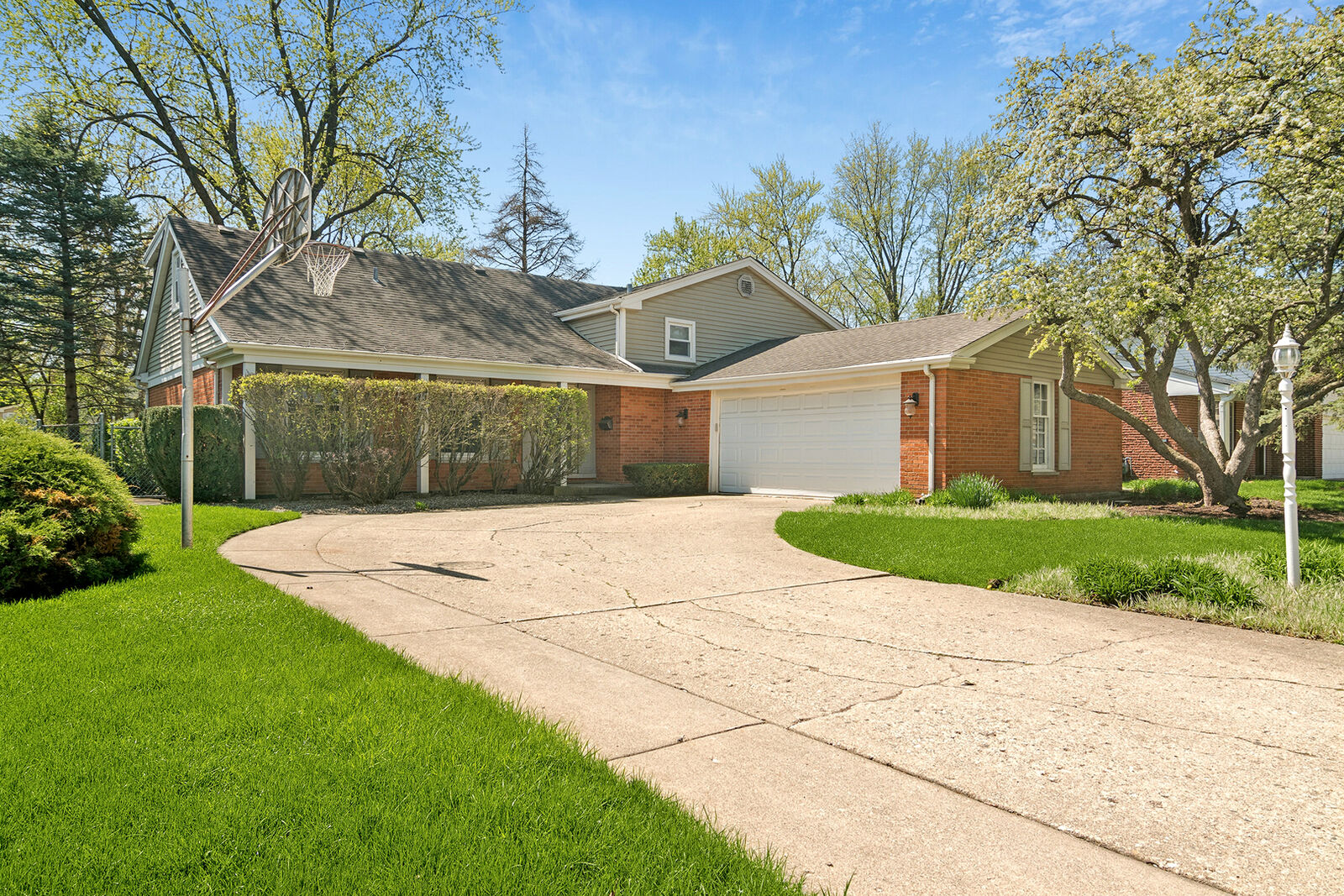 Property Photo:  719 E Hackberry Drive  IL 60004 