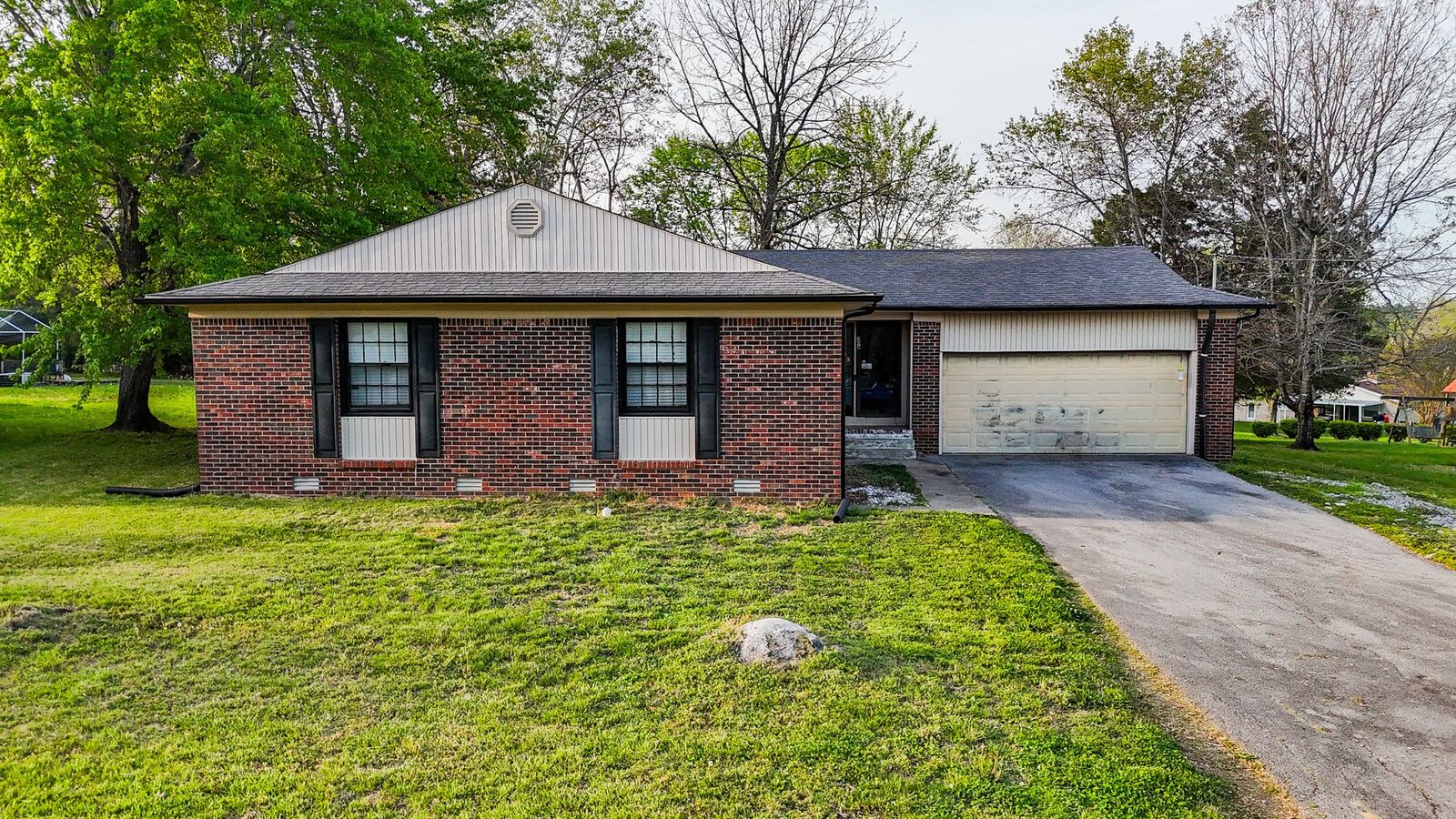 Property Photo:  206 Hilltop Dr  TN 37160 