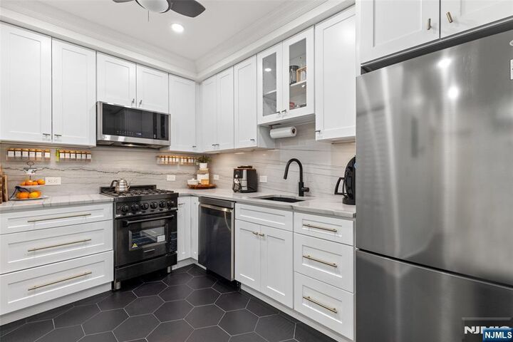 Property Photo:  91 Coles Street 1  NJ 07302 