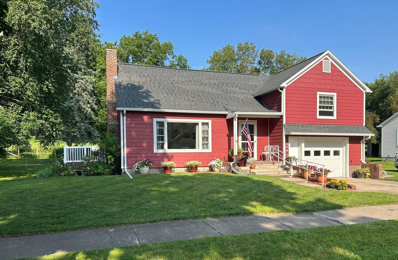 Property Photo: 864 Redwood Drive MN 56031