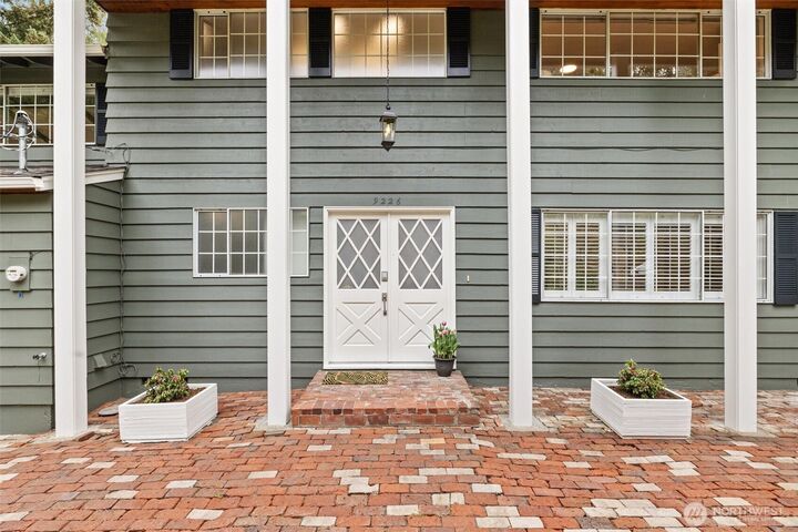 Property Photo:  9226  Matthews Avenue NE  WA 98115 