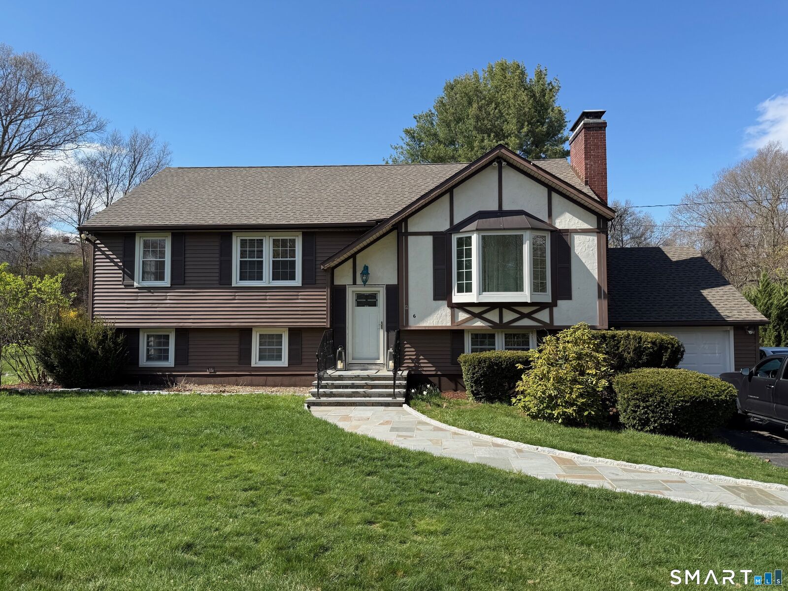 Property Photo:  6 Yankee Peddler Path  CT 06443 