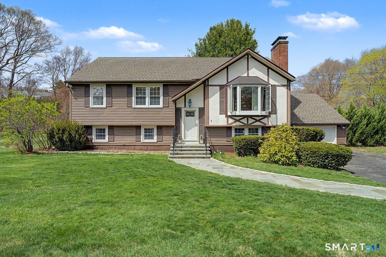 Property Photo:  6 Yankee Peddler Path  CT 06443 