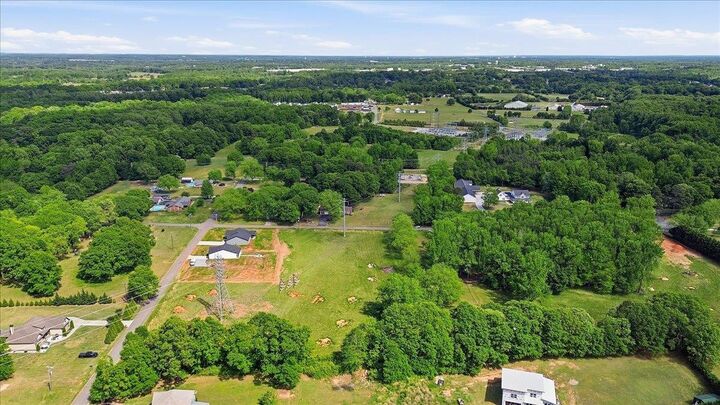 Property Photo:  220 Wedgewood Road ***  SC 29349 