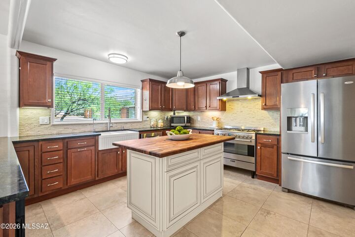 Property Photo:  3750 N Melpomene Way  AZ 85749 