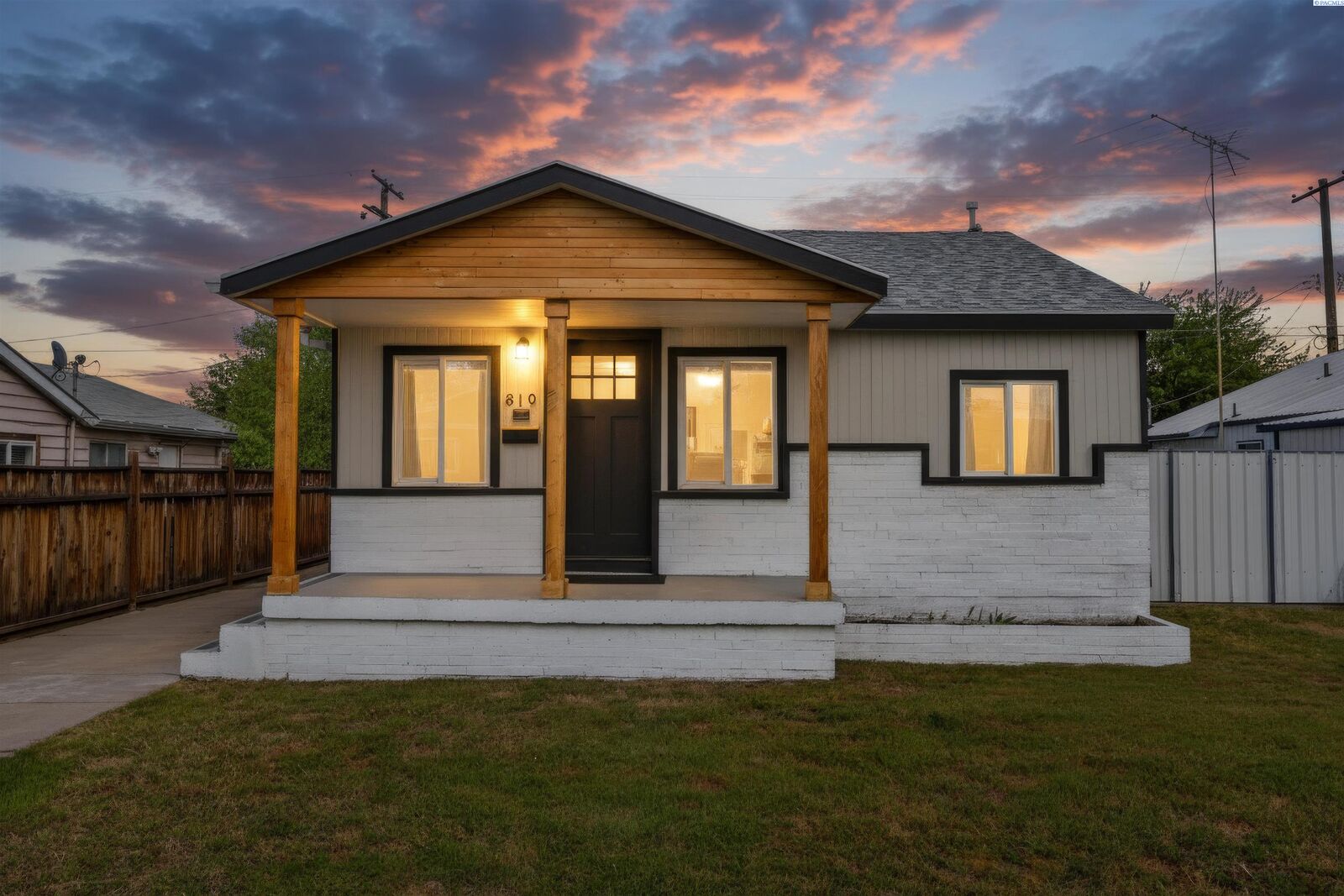 Property Photo:  810 Smith Ave  WA 99352 