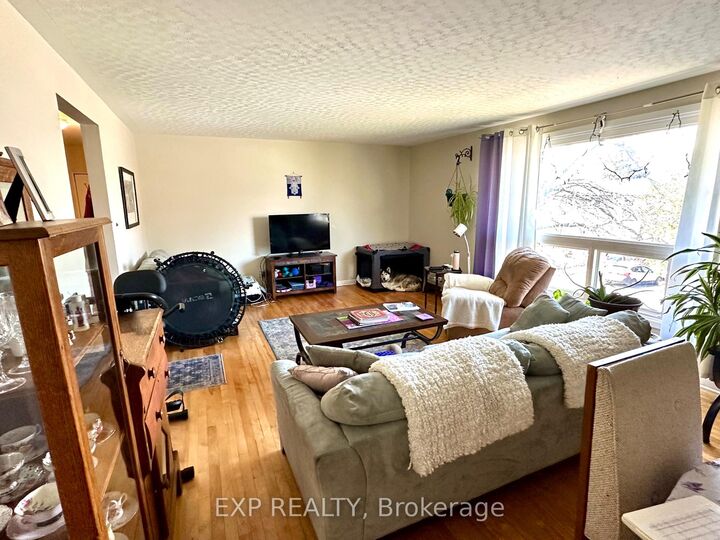 Property Photo: 911 Pinewood Crescent ON K2B 5Y3