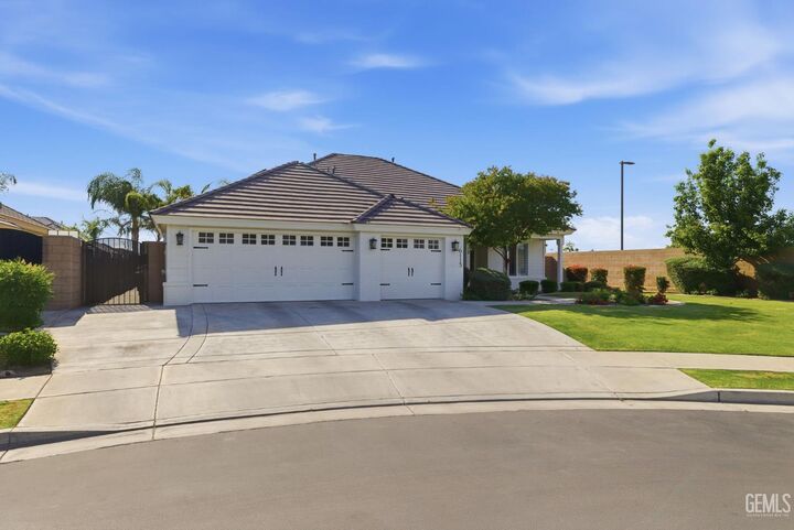 Property Photo: 6113 Dartmoor Wood Avenue CA 93314