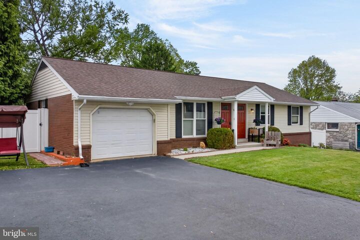 Property Photo:  825 Darby Lane  PA 17601 