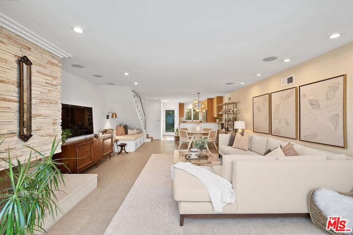 Property Photo:  253 S Barrington Ave  CA 90049 