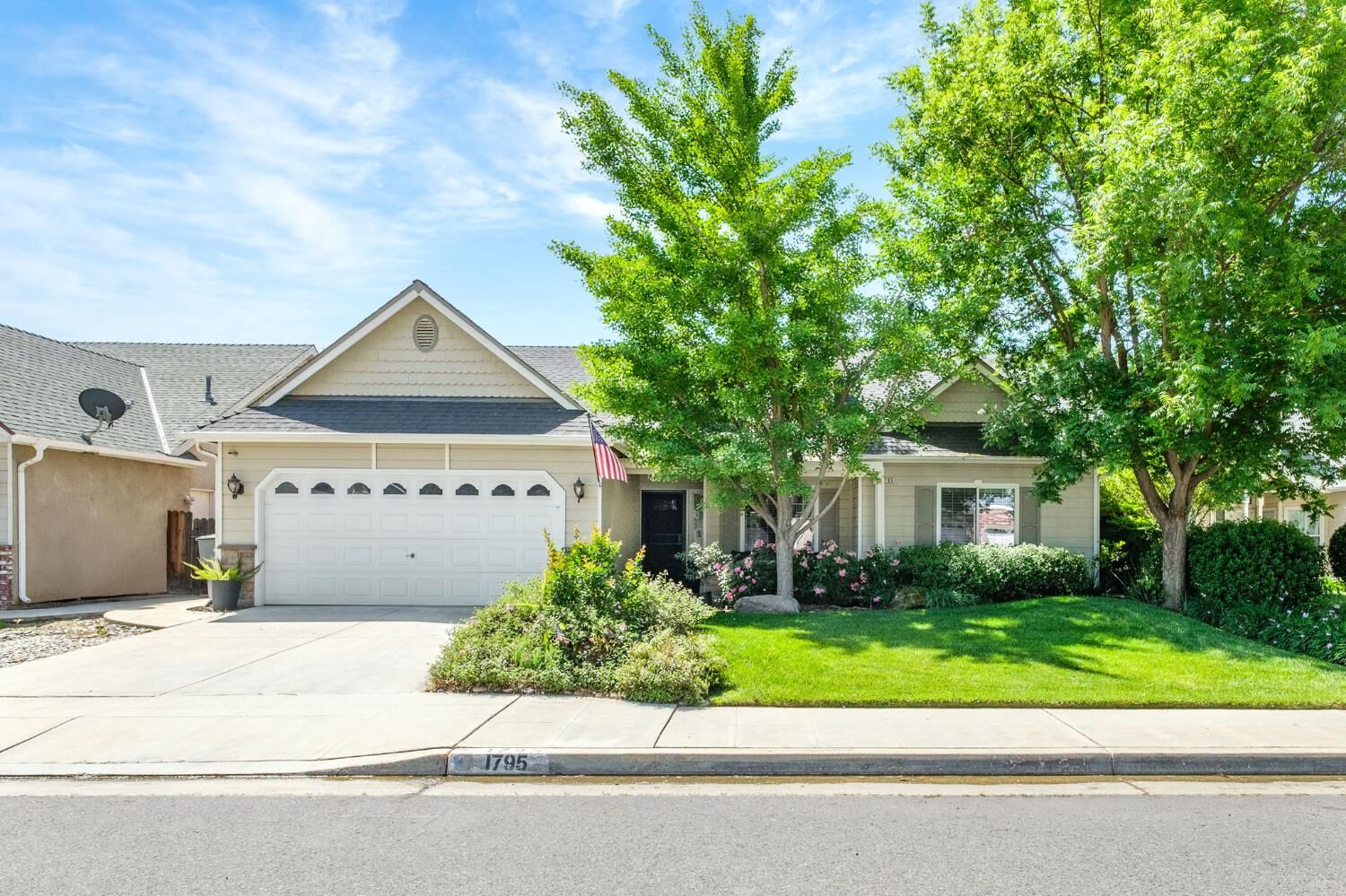 Property Photo:  1795 E Turnberry Avenue  CA 93730 