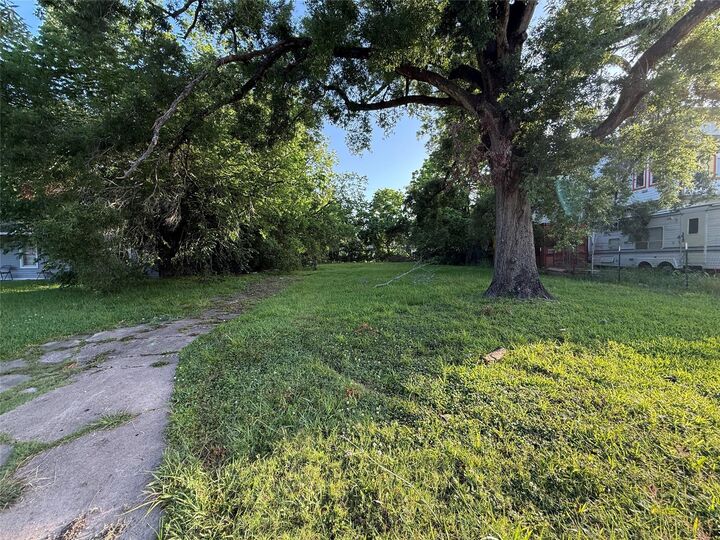 Property Photo:  5307 Willow Glen Drive  TX 77033 