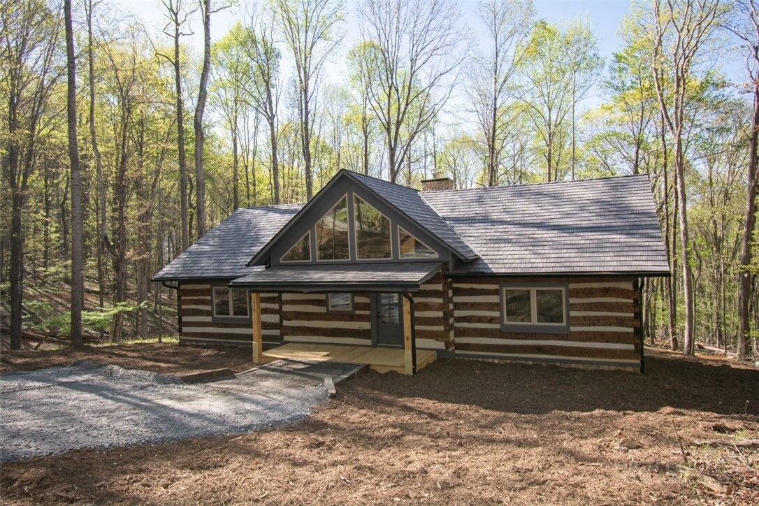 Property Photo:  1428 Tomahawk Drive  NC 28684 