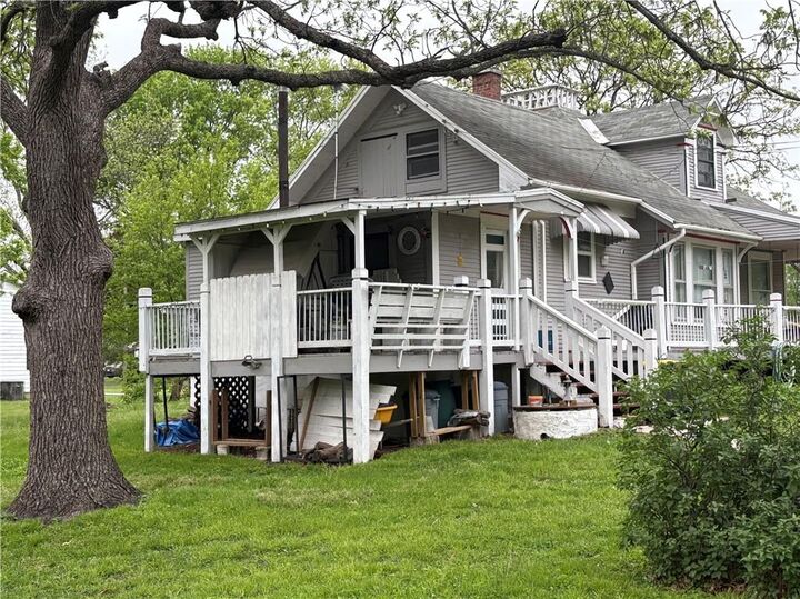 Property Photo:  507 W Hale Street  KS 66083 