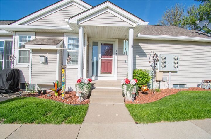 Property Photo: 8621 Bromley Place IA 50131