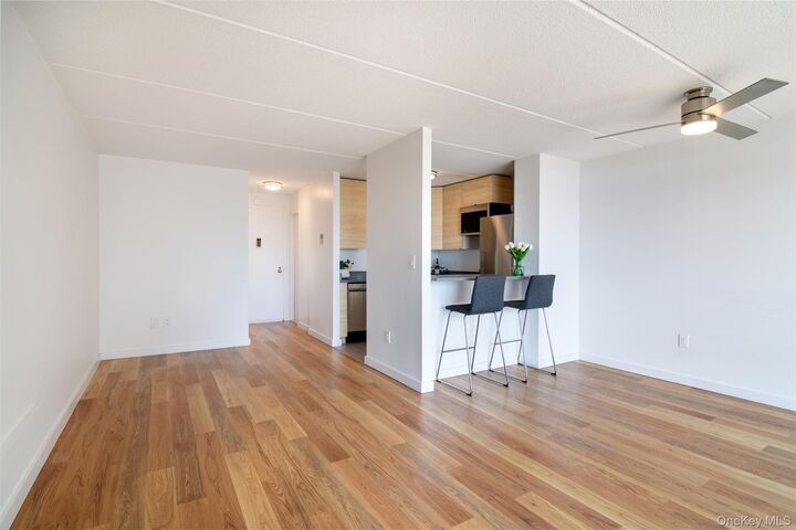 Property Photo:  1155 Warburton Avenue 4L  NY 10701 