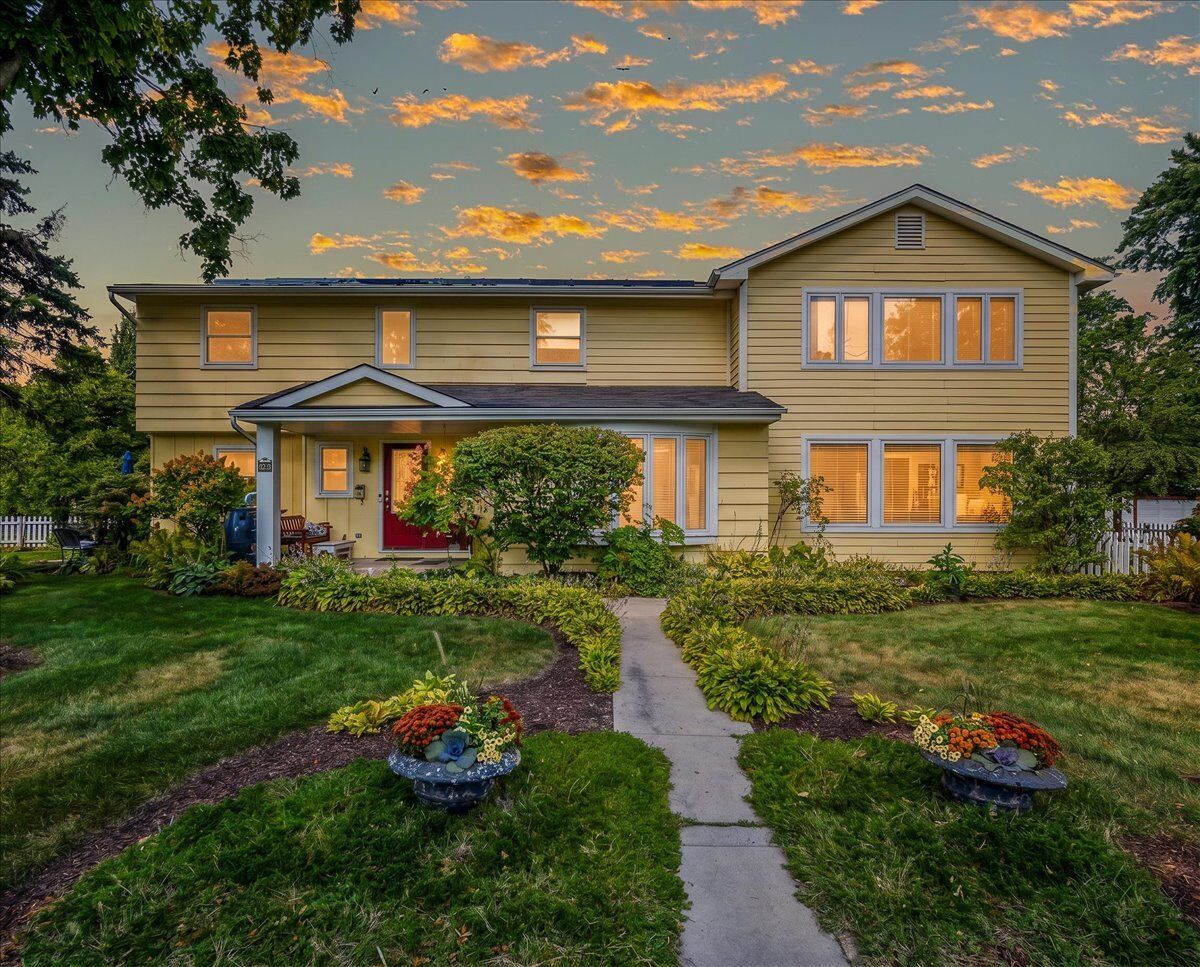 Property Photo:  83 N Park Boulevard  IL 60137 