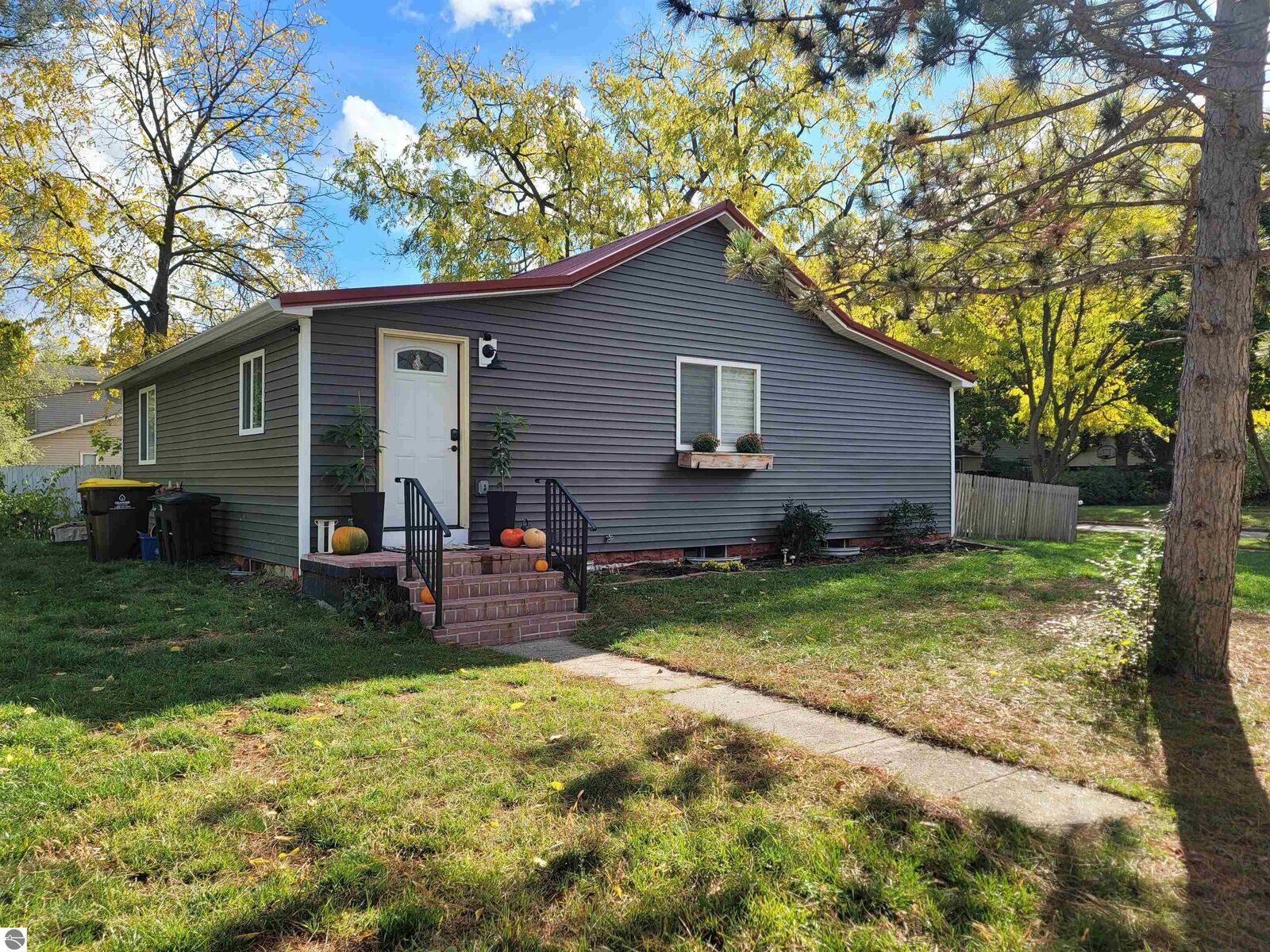 Property Photo:  201 E Bennett Avenue  MI 48858 