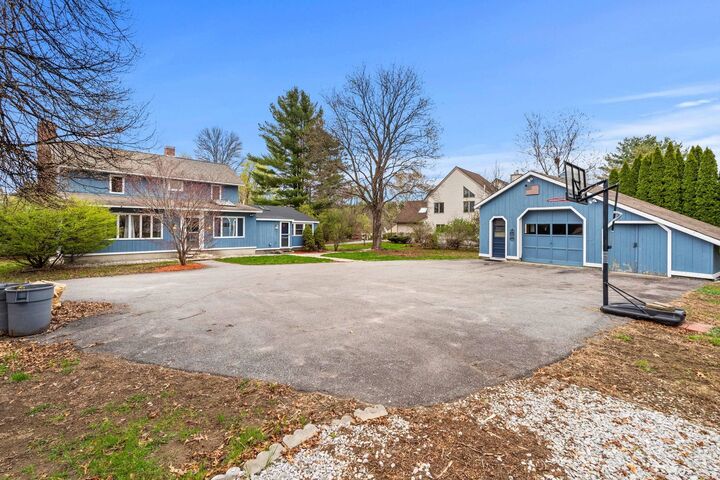 Property Photo:  256 E Dunstable Road  NH 03062 