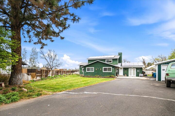 Property Photo:  1551 SW Parkway Drive  OR 97756 