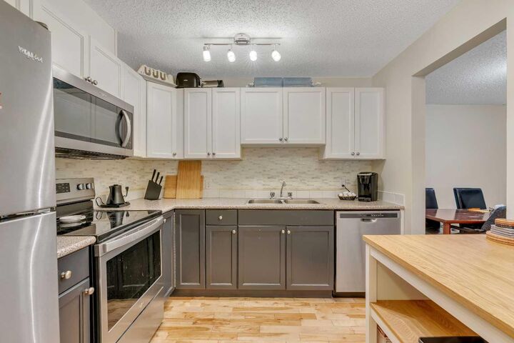 Property Photo: 1919 17 Avenue SW 203 AB T2T 0E9