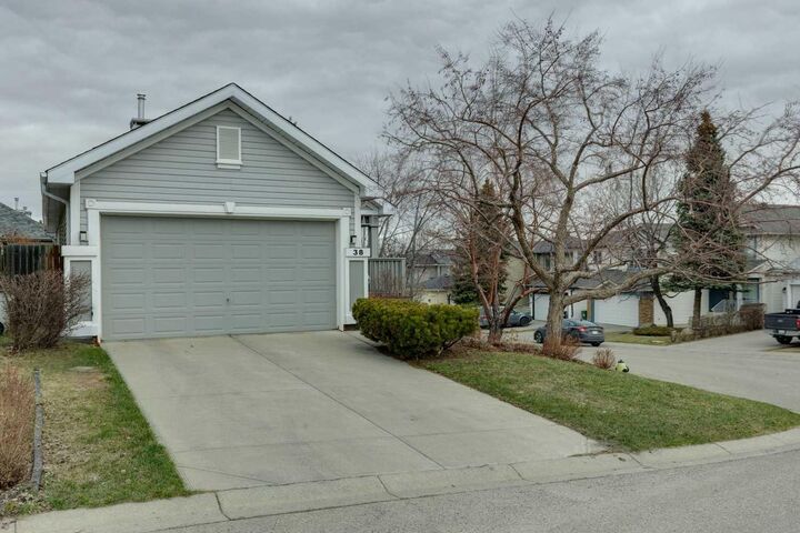 Photo de la propriété:  38 Citadel Peak Circle NW  AB T3G 4E8 