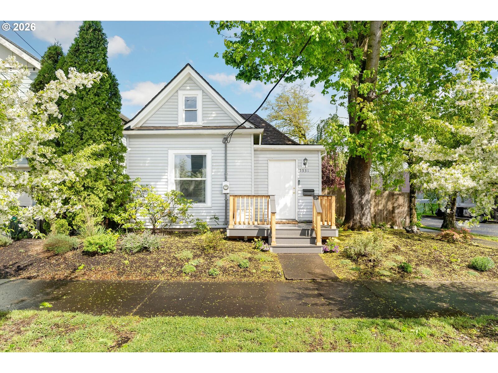 Property Photo:  5531 SE Gladstone St  OR 97206 