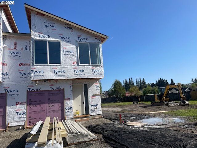 Property Photo:  1421 NE 18th St  OR 97128 