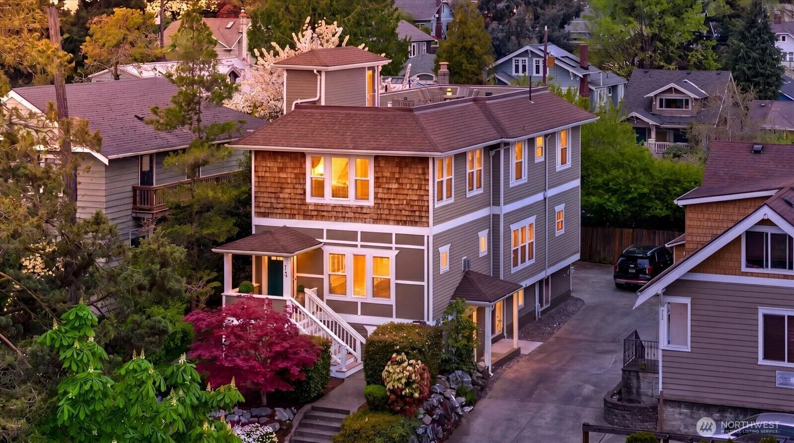 Property Photo:  400 NE 50th Street  WA 98105 