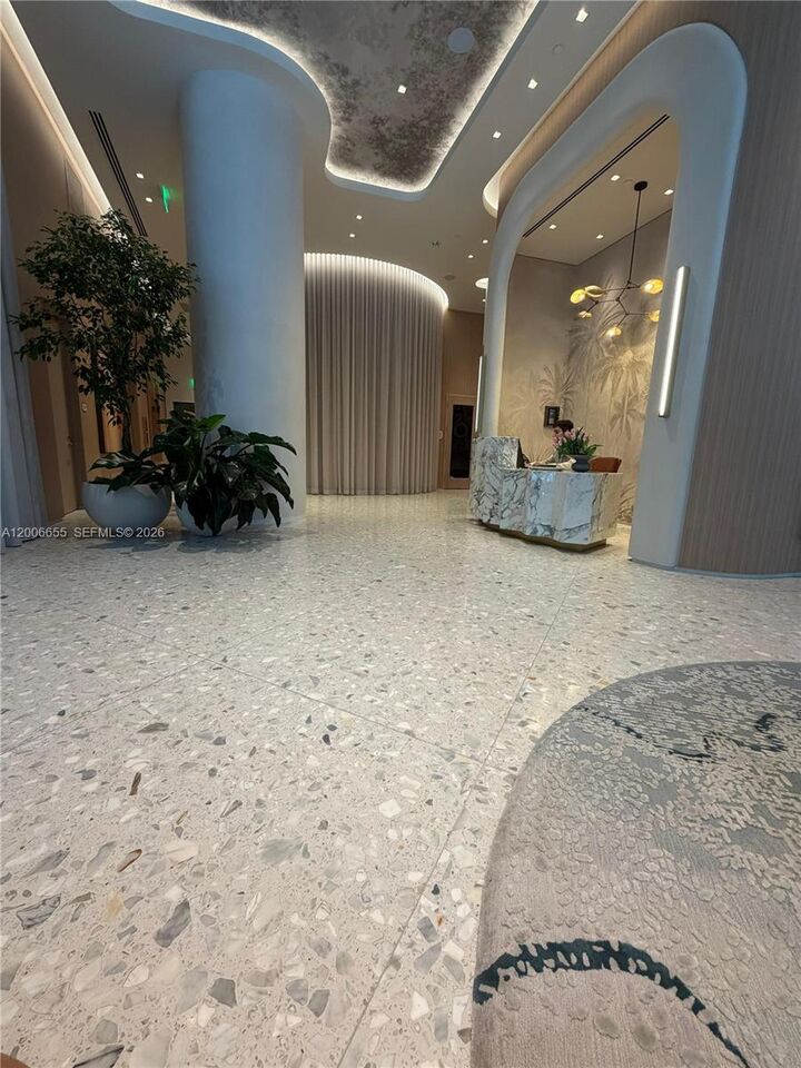 Property Photo:  77 SE 5 Street 1904  FL 33131 
