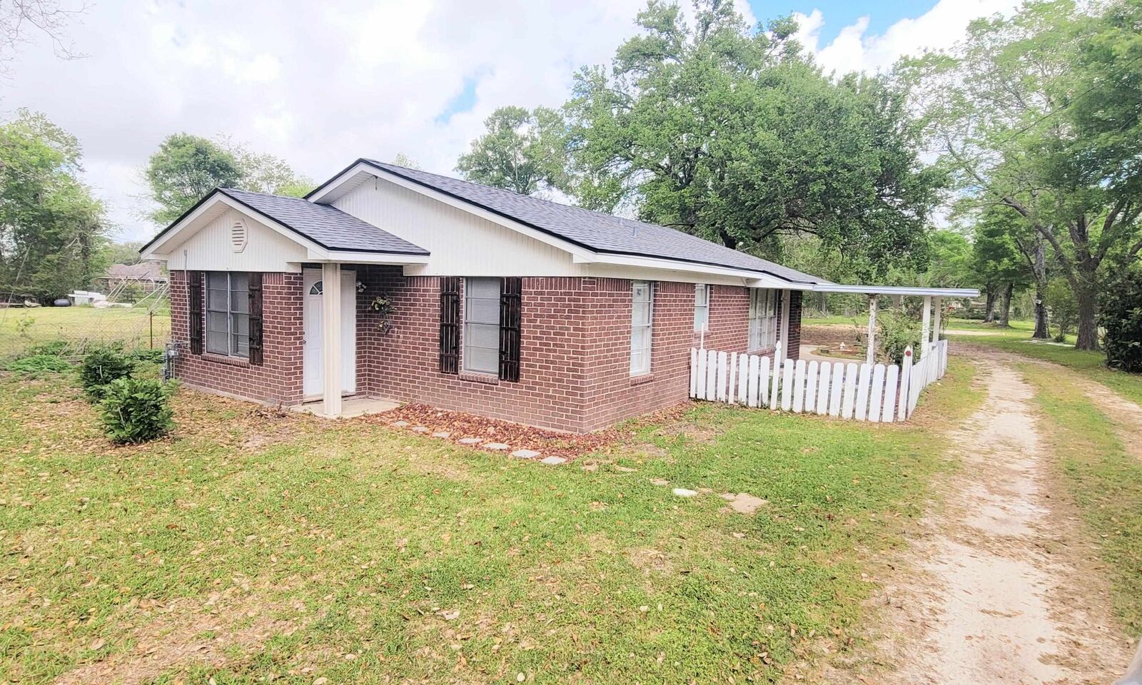Property Photo: 2010 W Highland Dr TX 77705