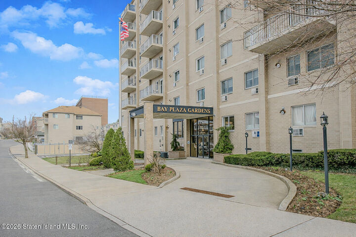 Property Photo:  6 New Lane 2G  NY 10305 