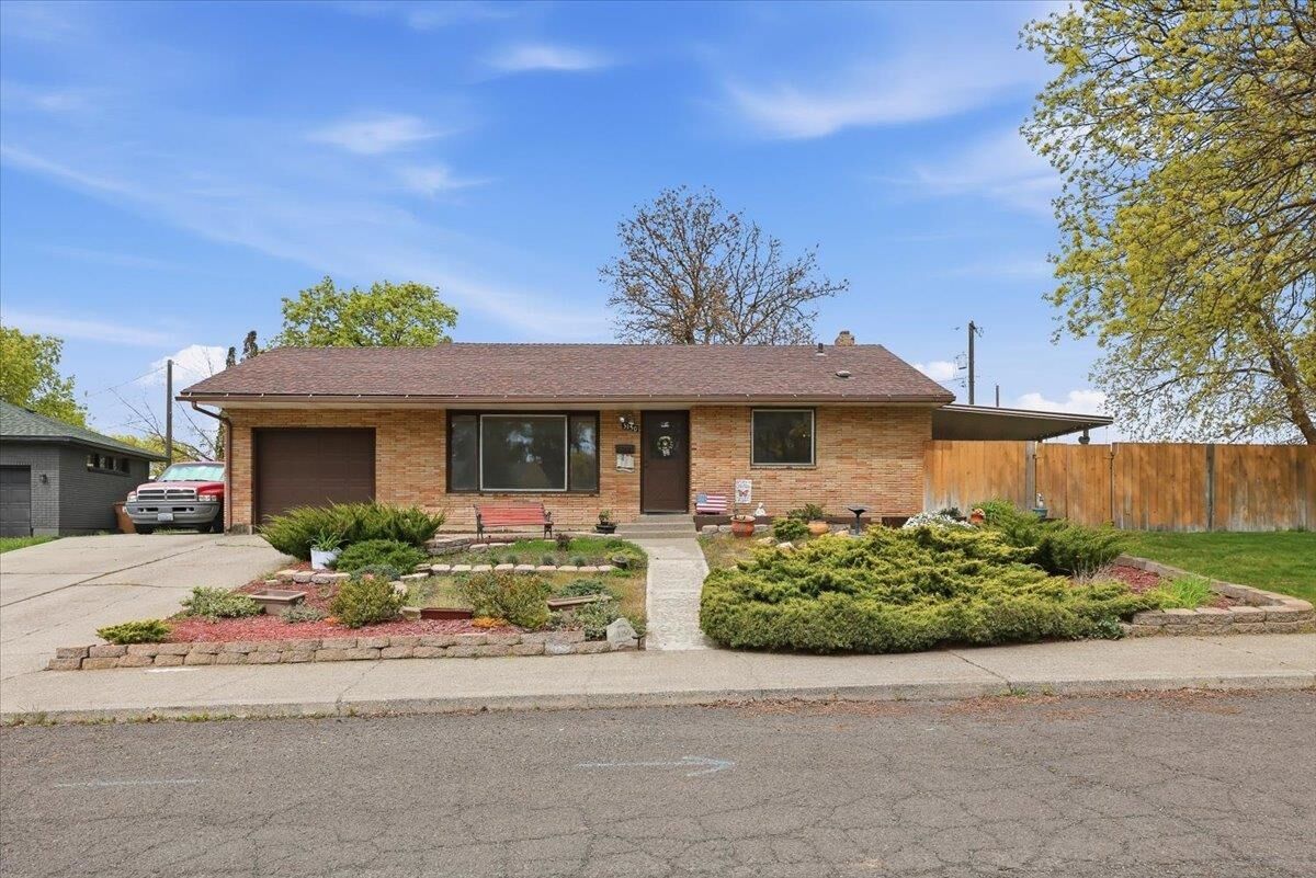 Property Photo:  3150 W Queen Pl  WA 99205 