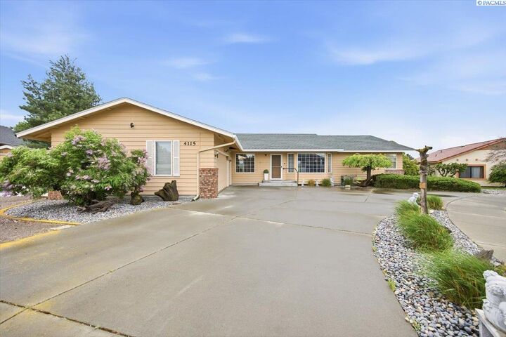 Property Photo:  4115 Vista Pl  WA 99301 
